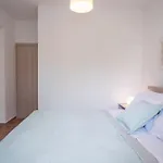 아파트 Zoi Méson Yerakaríon